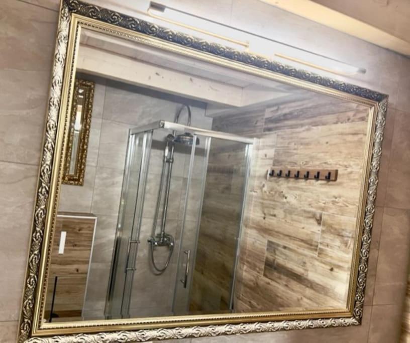Chic Small New Apartment Up To 4 People, Pets Allowed Lens Luaran gambar