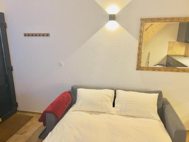 Chic Small New Apartment Up To 4 People, Pets Allowed Lens Luaran gambar